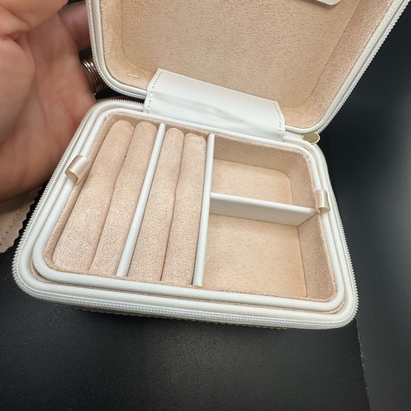 NWOT Gorjana Cream and Tan Jewelry Organizer- no flaws! Paid $95 - Picture 8 of 13